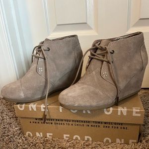 Toms Desert Wedge taupe suede booties